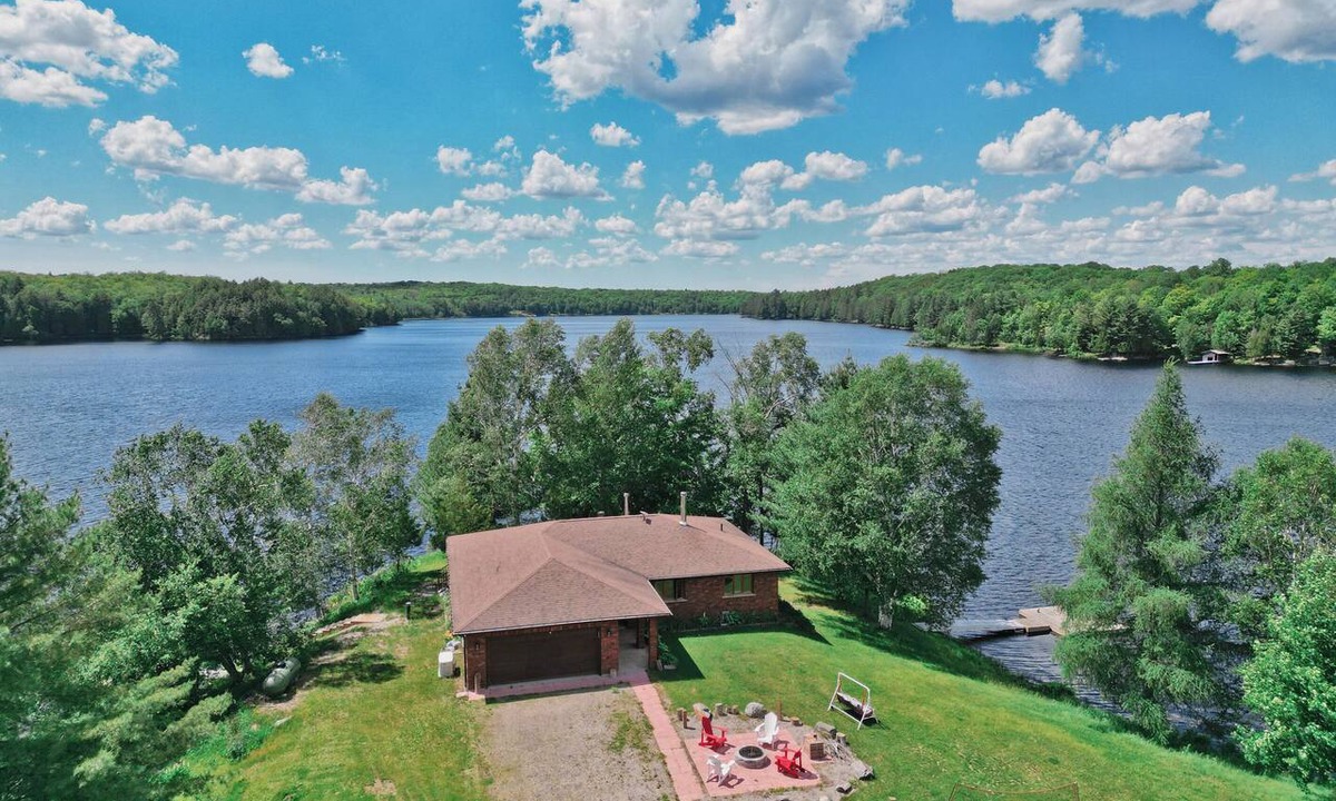 Magnetawan Cottage | Panoramic Views, Sunrise/Sunset, EV Charger Kayaks