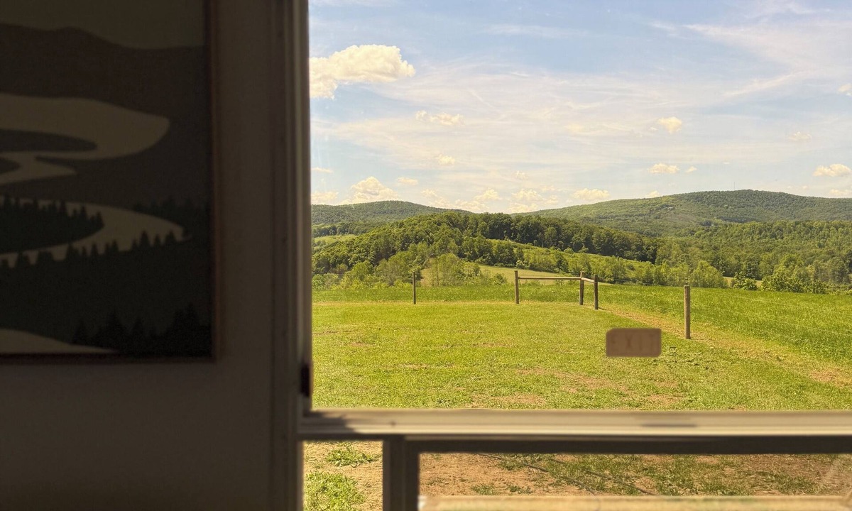 Town of Sharon House | Pasture Perch: Renovated Camper, Farm Setting & Mountain Views Near Dream Park