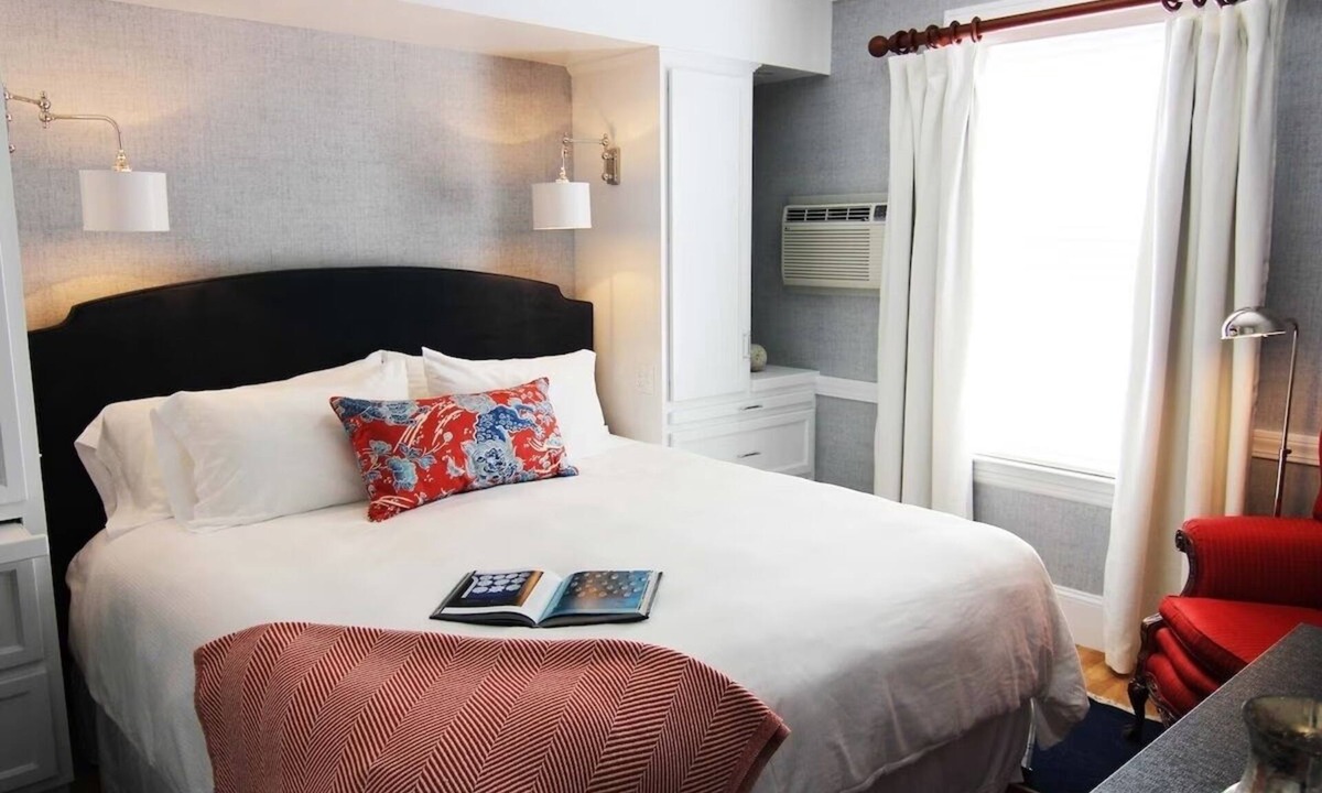 Kennebunkport Hotel | Peaceful Downtown Spot Perfect For Couple Stay | Free Breakfast
