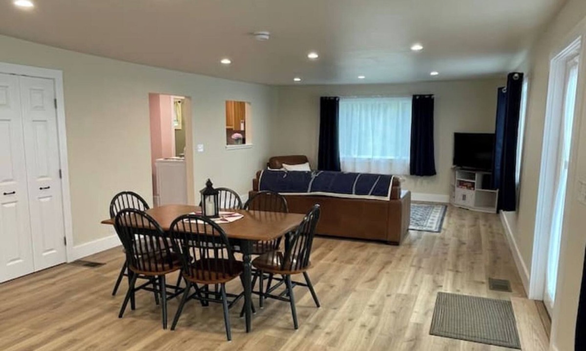 Newcastle Apartment | Peaceful Intown Studio ~ Walk to Shops & Dining