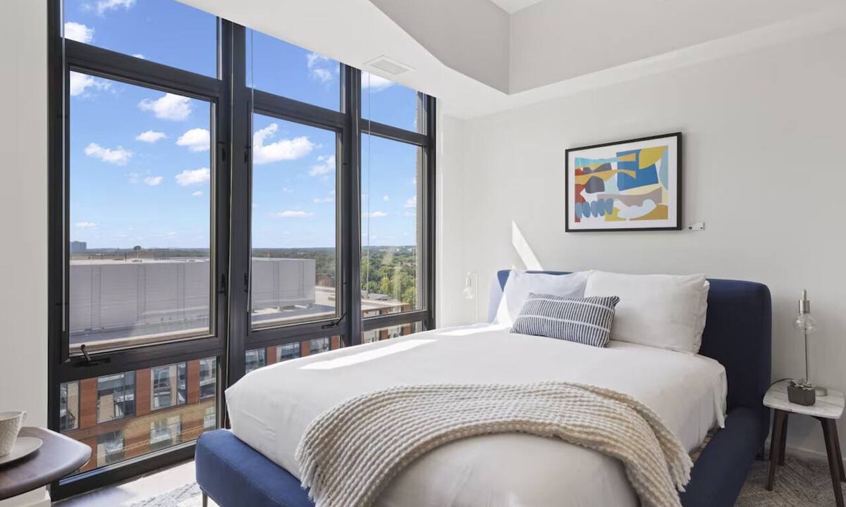Bluemont Hotel | Perfect DC Getaway | Modern Haven w/Kitchen Near Historic Landmarks & Museums