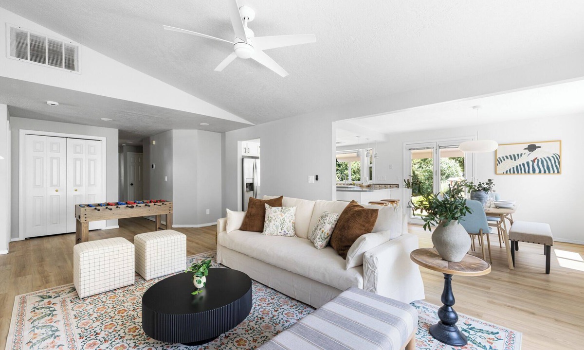 West Valley House | Perfect for Families & Pets, Garage Parking, Stylish Renovation, Sleeps 10