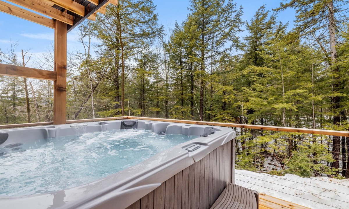 Conway House | Pet Friendly Cabin Retreat w/Hot Tub Near Saco
