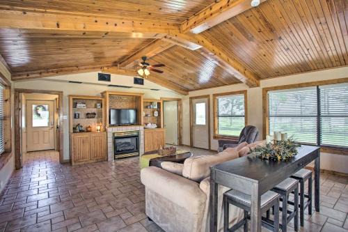 Calera House | Pet-Friendly Efficiency Cottage w/Pool!