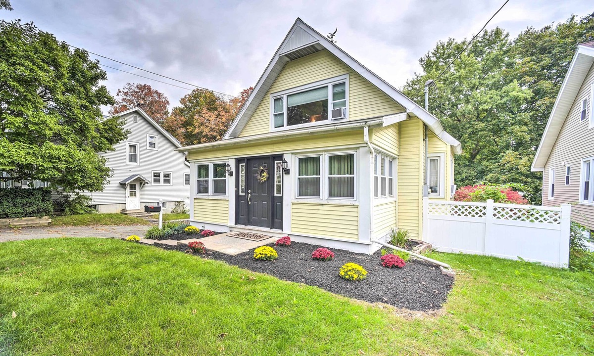 Latham House | Pet-Friendly Latham Retreat ~ 7 Mi to Albany!