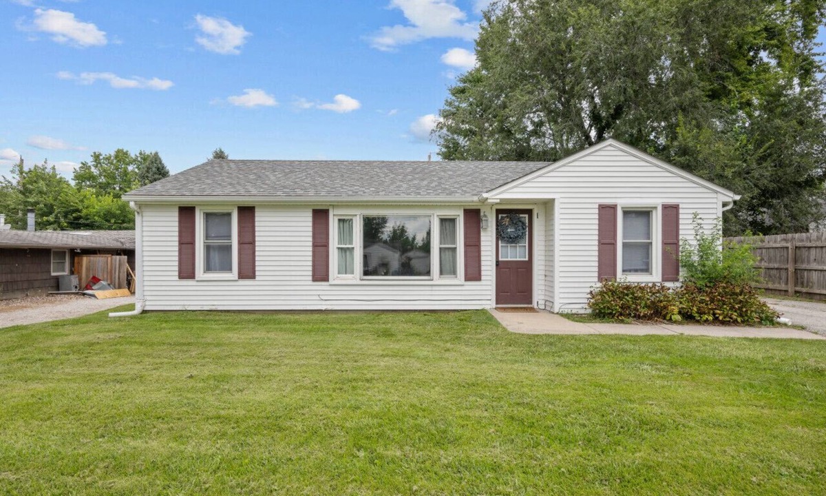 Silvis House | Pet Friendly & Spacious 3BR + Garage in Silvis