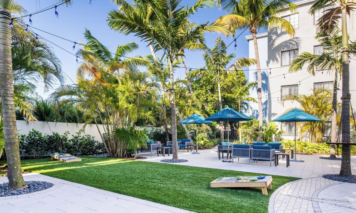 Park Shore Hotel | Pet-Friendly Studio Suite Perfect with Free Breakfast