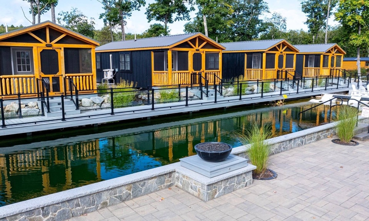 North Sebago Cabin | PHOEBE - RESORT WITH 12 PROPERTIES. NATURAL POND FOR SWIMMING.
