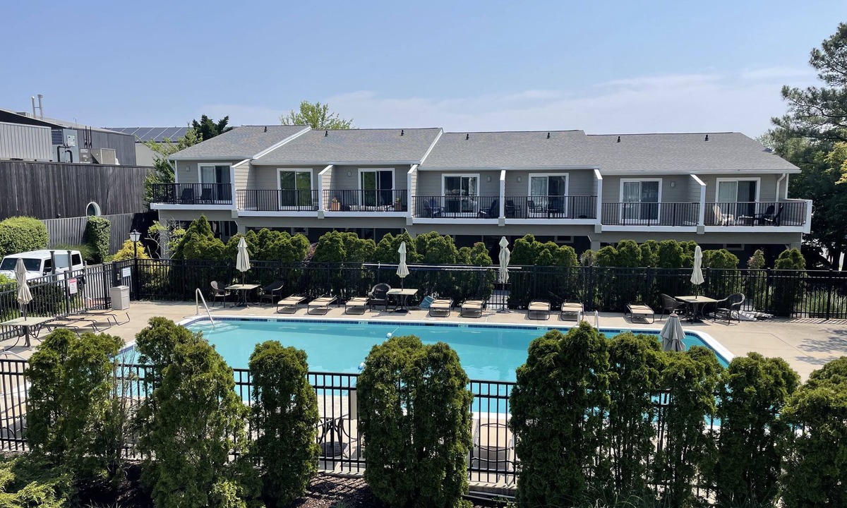 Country Club Estates House | POOL, 2 BD/2.5 BA, 4 blocks to the beach or town, sleeps 6