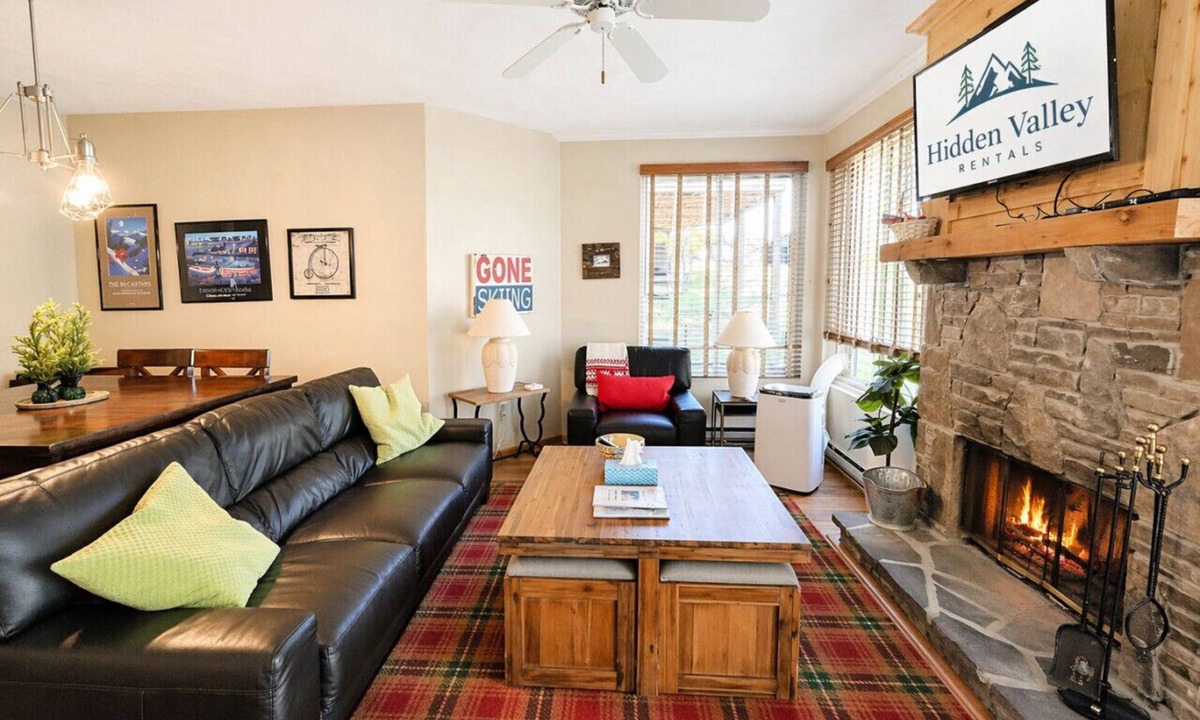 Hidden Valley Condo | Pool Access | Fireplace, Deck & A/C