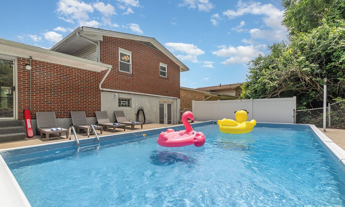 Southgate House | Poolside Escape