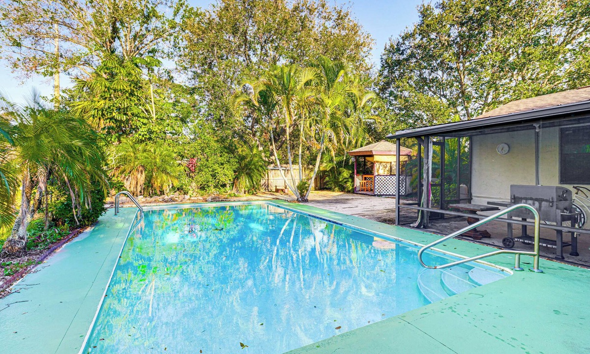 Florida Ridge House | Poolside Oasis: 3 Mi to McKee Botanical Garden