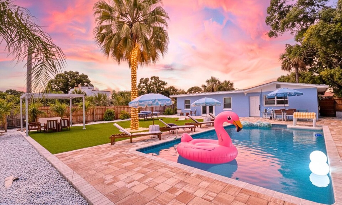 Melbourne House | Poolside Paradise: Cabana, PingPong, Alfresco, Near Beach & Downtown, Sleep 12+