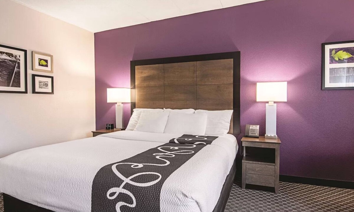 Portland Hotel | Portland Stay with Easy Access to Arts District & Complimentary Breakfast