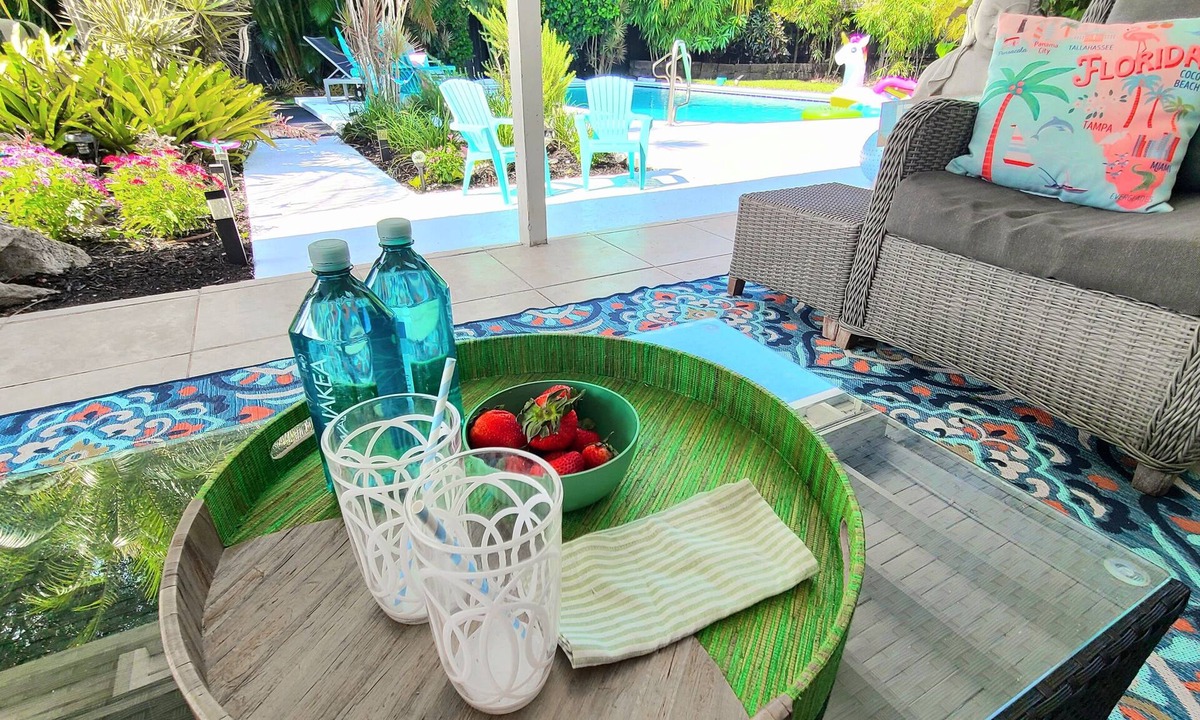 Palm Beach Gardens House | POSHPADZ Hot Tub, Tropical Pool, Pool Floats, 3 Bedrooms, BBQ, Minutes to Beach