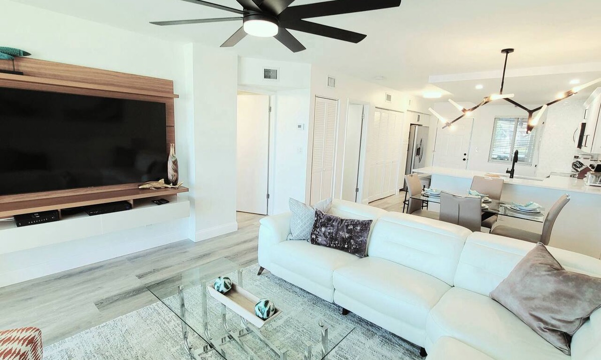 Jupiter Bay Condo | POSHPADZ Villa Del Sol Walk to Jupiter Beach