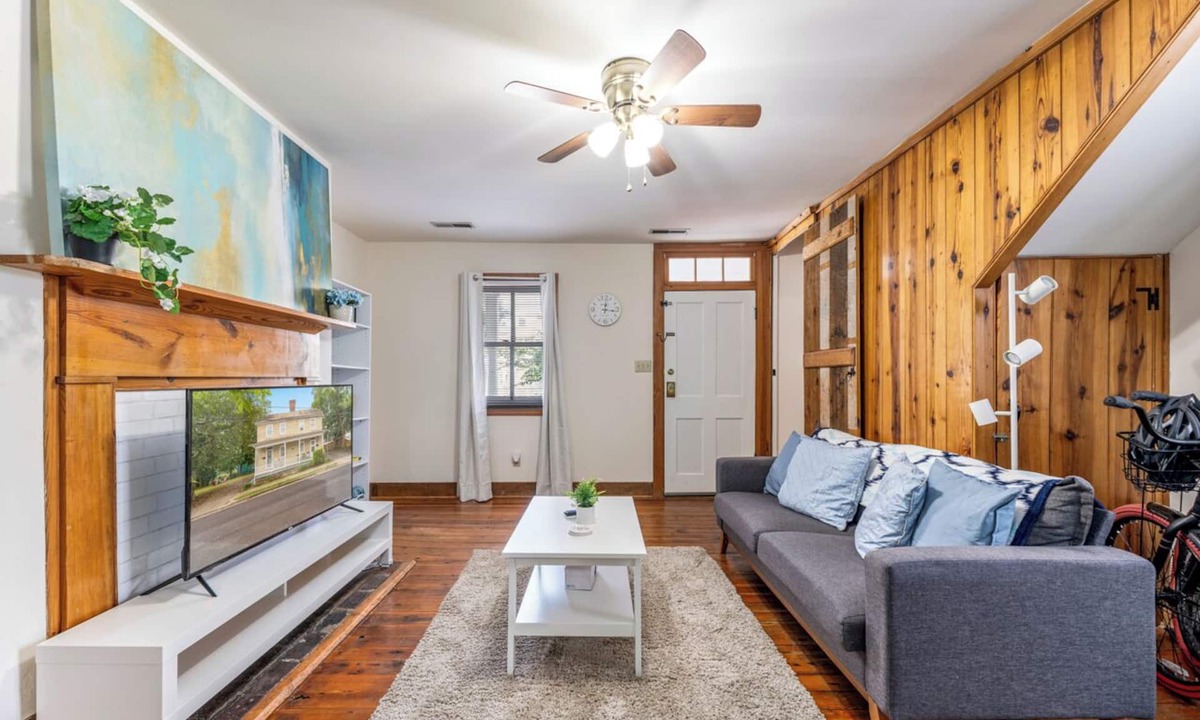 Old Town Fredericksburg House | Prime Location Cottage – King Bed, Free Parking, Walk to Downtown & Dining!