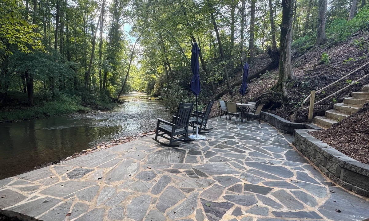 Thurmond House | Pristine Riverfront Retreat in Wine Country with fire pit & large outdoor space