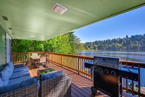 East Olympia House | Private Dock & Fire Pit: Lakefront Gem in Olympia