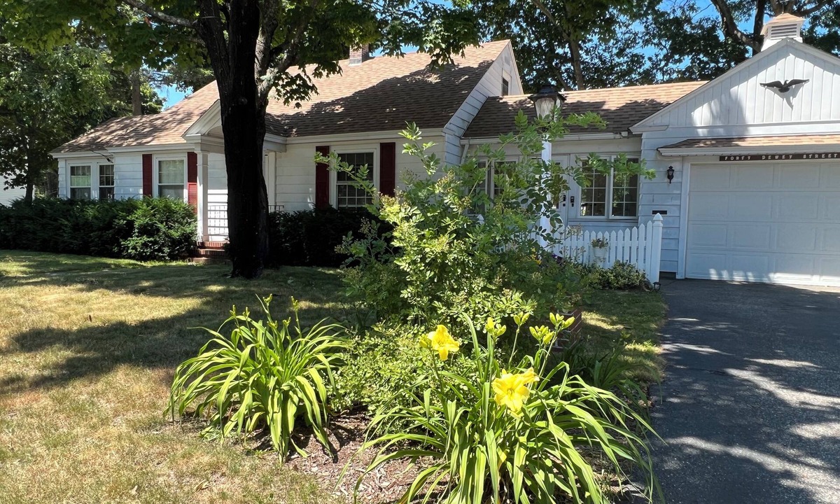 Rochester House | Quiet, convenient house in town and yet near the river and trails. kayaks/canoe.