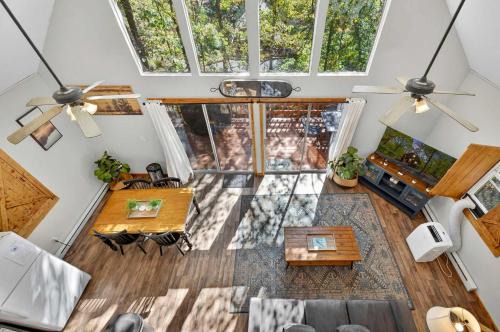Mount Jackson Ski Chalet | Quiet Loft Chalet near Bryce w Hot Tub & Fire Pit