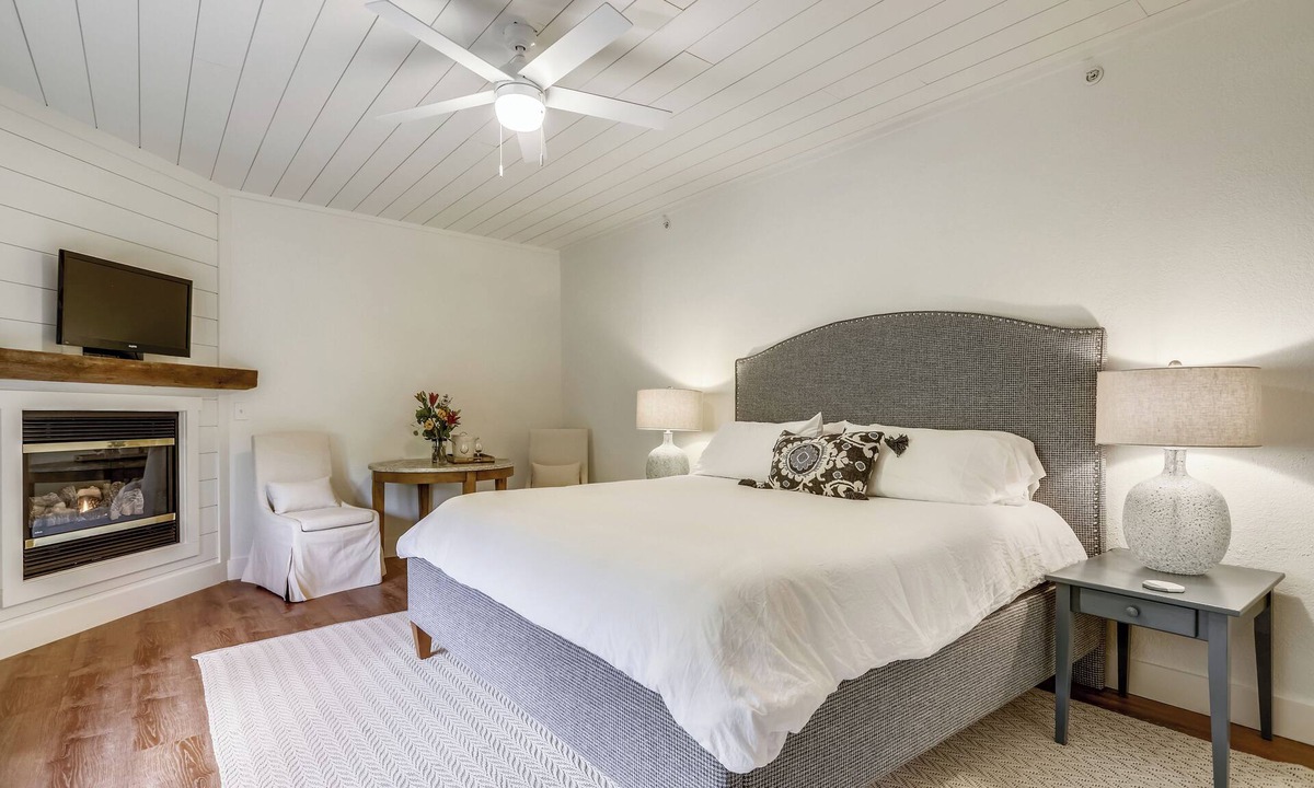 Swanton House | Quiet Room 10, Private bath, gas fireplace, Cable