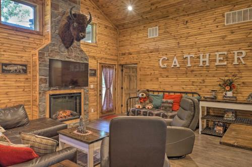 Reeds Spring House | Relax Fireside: Family-Friendly Branson West Cabin