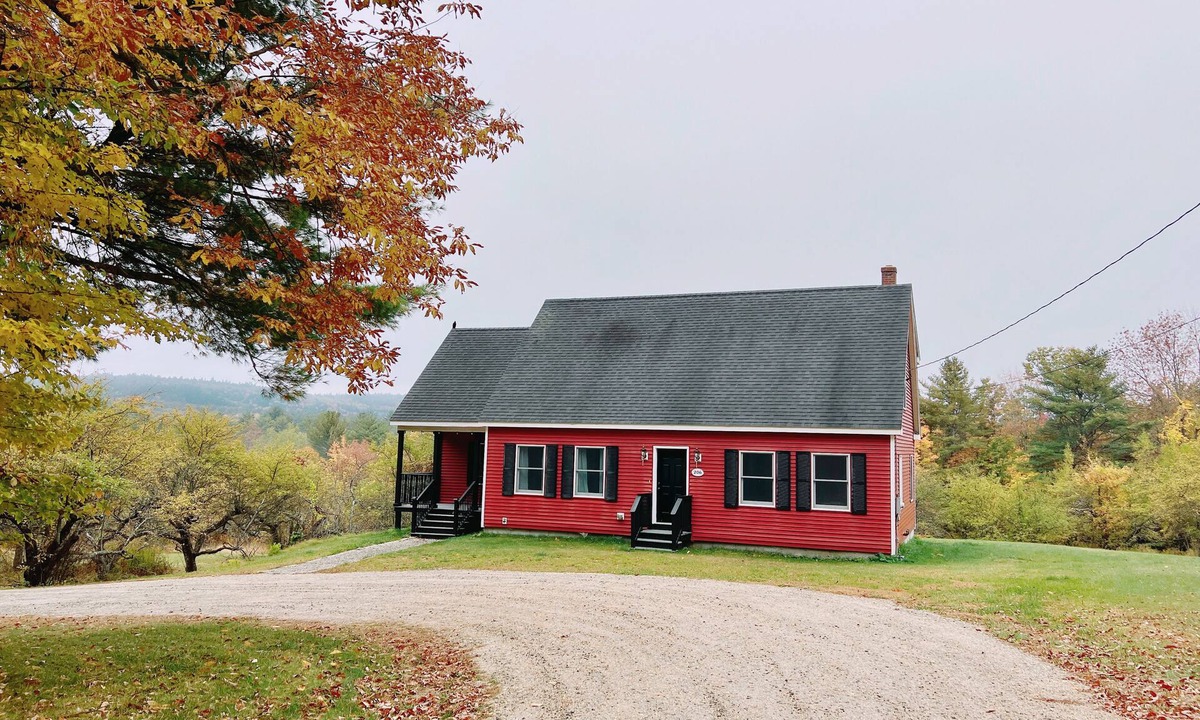 Waterford House | Relax in the Orchard ~ Sleeps 5, clean & bright, large deck & fire pit