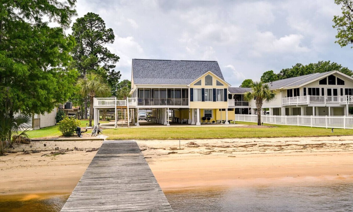 Chocowinity House | Relaxing 4 BR River Getaway w/Boat Dock!