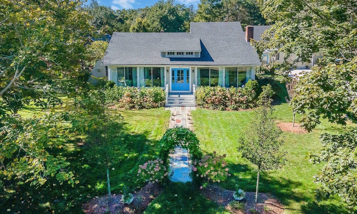 Osterville House | Relaxing Cape Cod Stay in a Charming Osterville Setting RPAM121