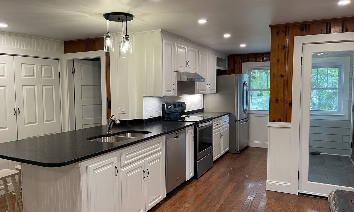 North Hampton House | Renovated 2 Bedroom House - Walk to Beach
