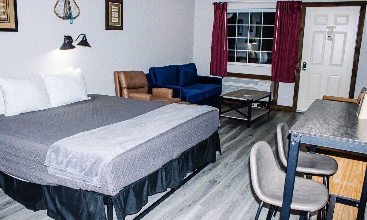 Indian Point Condo | Renovated King Kitchenette