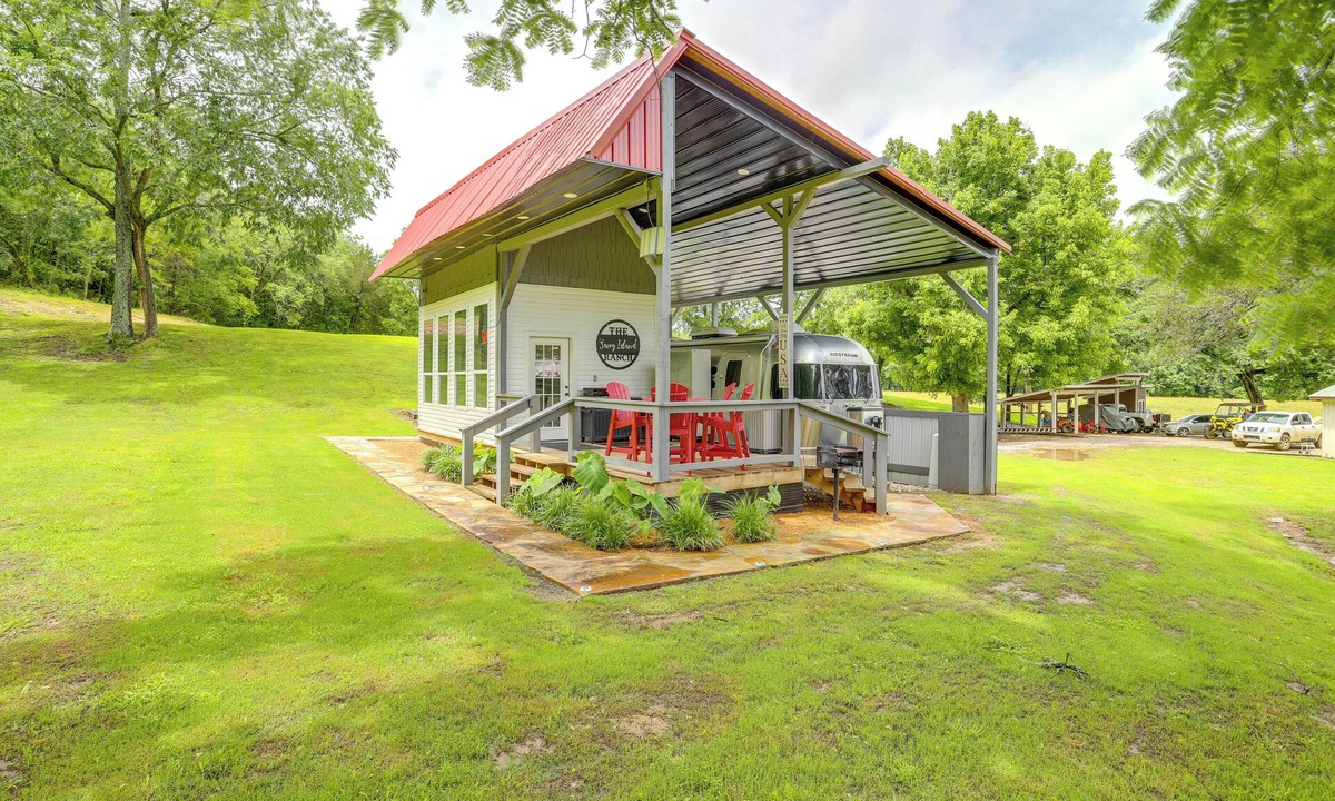 Mountain View Apartment | River Access & Private Deck: Mountain View Retreat