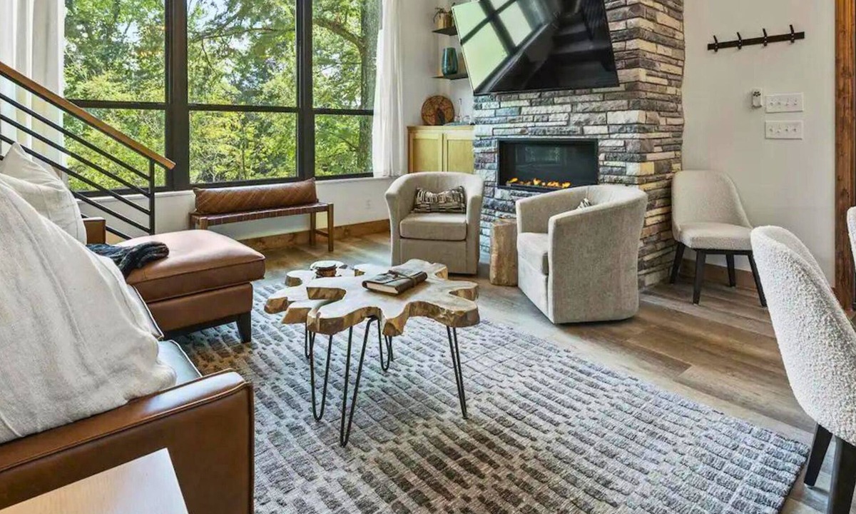 Broken Bow Cabin | Riverfront | EV Charger | Hot Tub | Fire Pit