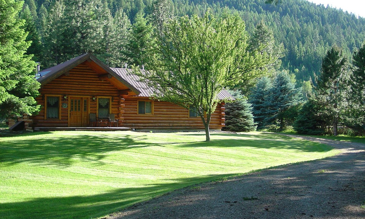 Libby House | Riverfront Log Home in Libby, Montana on the Kootenai River.