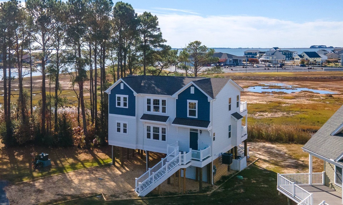Captain's Cove House | Robert's Retreat | 5BR Marsh Views + Decks, Pools, Golf & Captain's Cove Amenities