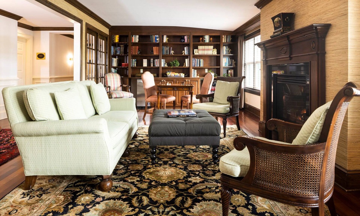 Country Club Estates Hotel | Romantic Club Suite | Window Seat & Fireplace
