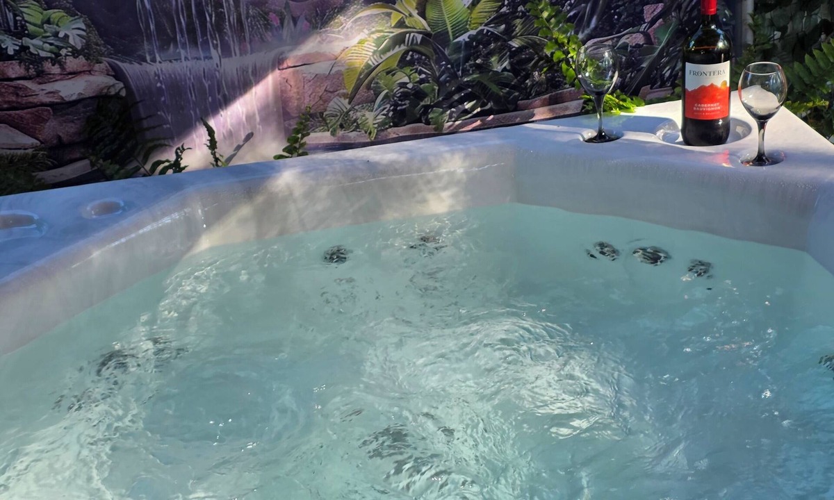 Clearwater House | "Romantic home with jacuzzi, 10 minutes from Clearwater Beach