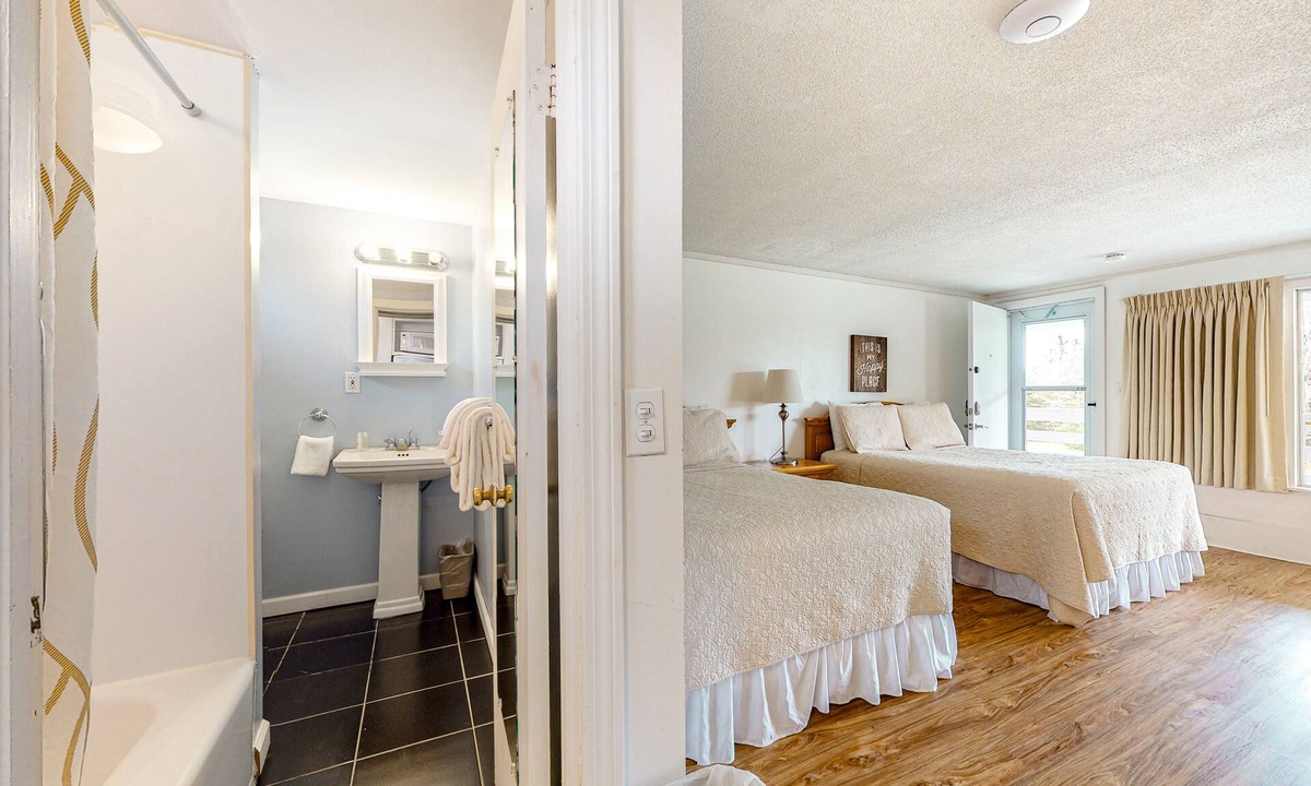 Oak Bluffs Apartment | Romantic seaside getaway with pool & tennis courts - dog-friendly