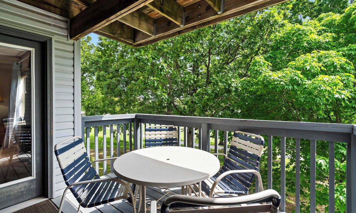Table Rock Condo | Ron's Retreat - Stay for 6 with Resort Amenities