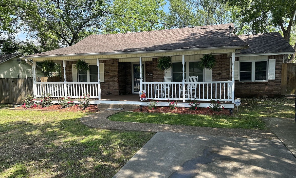 Paris House | Rosewood Cottage…sleeps up to 7!—Cleaning fee included in nightly rate!