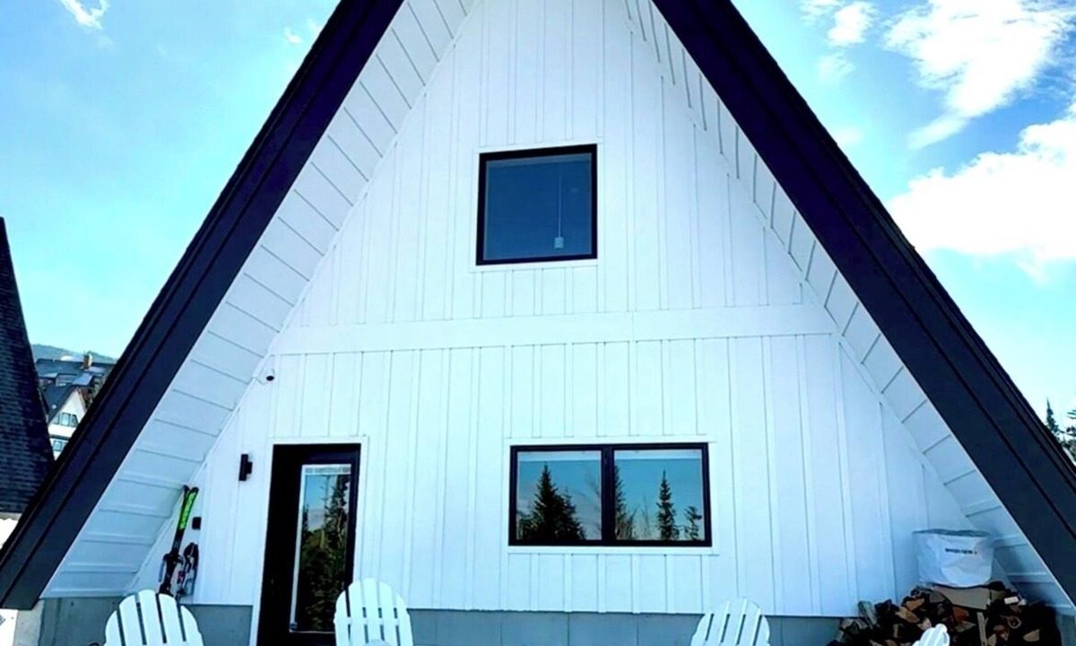 Rangeley House | Saddleback - Maine Alpin Haus beautiful trailside ski-in/ski-out A-Frame with mountain views