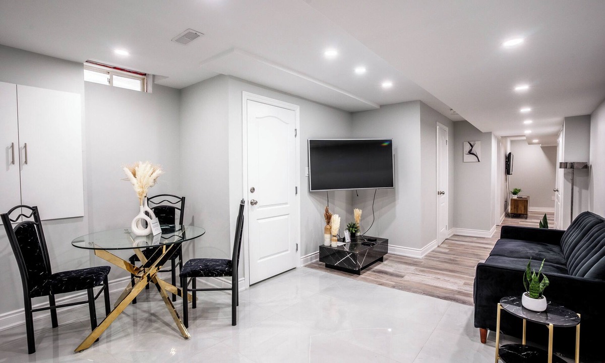 Brampton Bed & Breakfast | SAINT SUITES EXECUTIVE STAY 2B + 1B