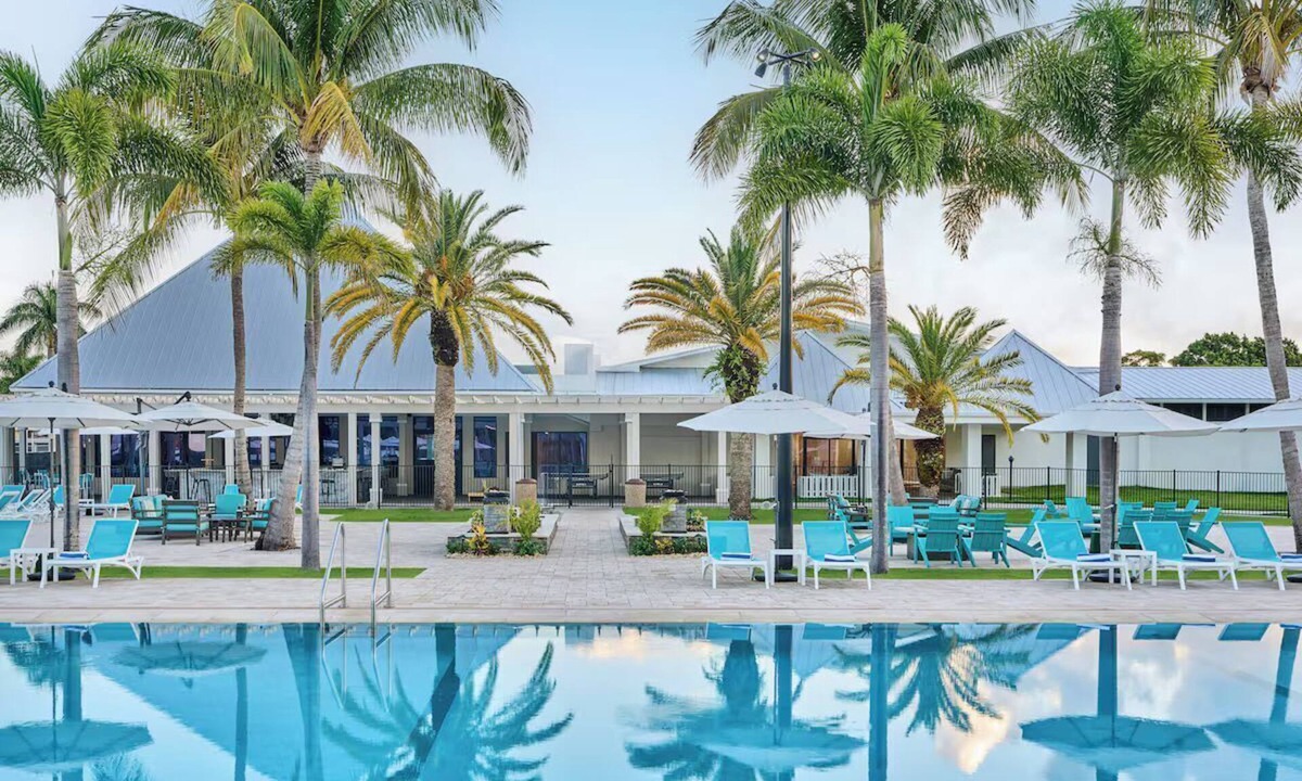 Port Saint Lucie Hotel | Sandpiper Bay 2BR King Ste Breakfast, Pool & Gym