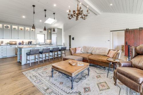 Fairfield Bay House | 'Scenic Overlook' - Luxe Greers Ferry Hideaway!