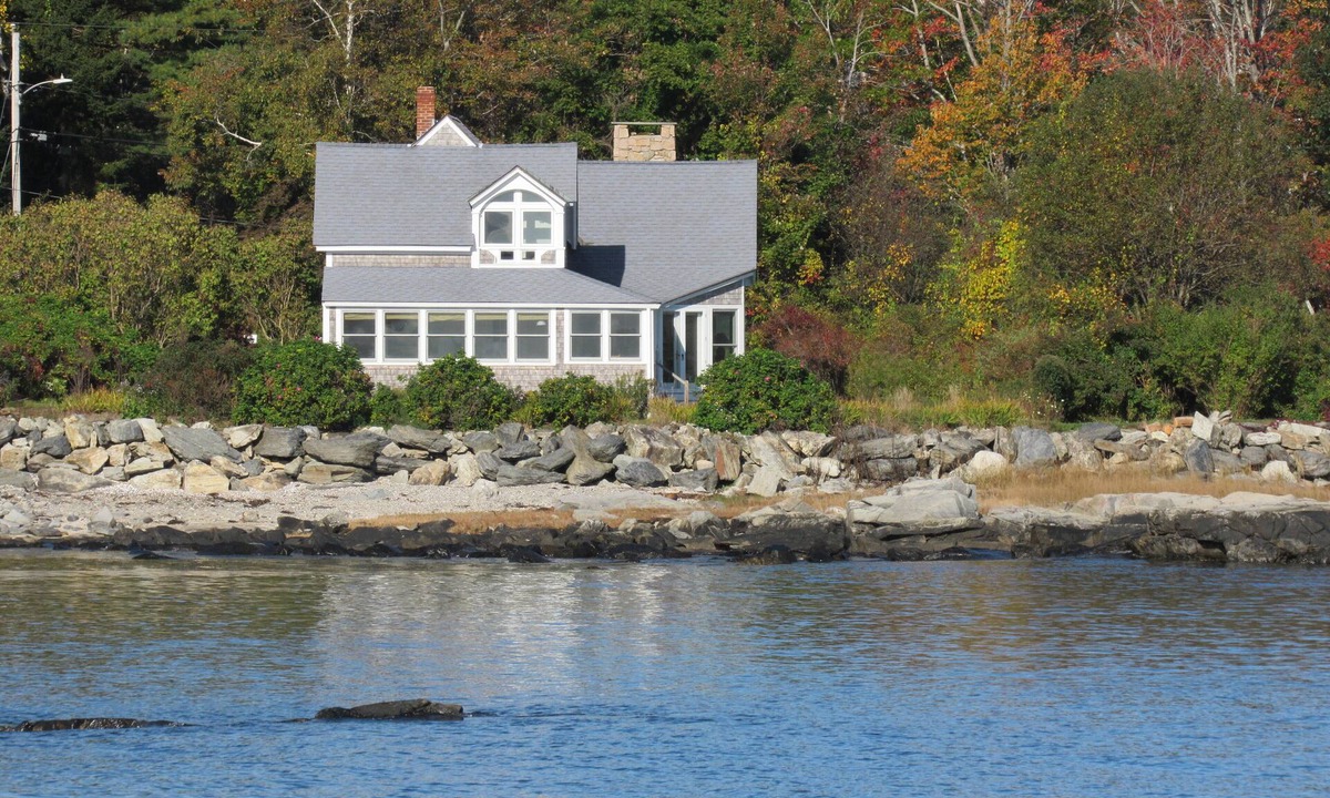 Peaks Island House | Sea Glass - Peaks Island Backshore oceanfront cottage with stunning views!