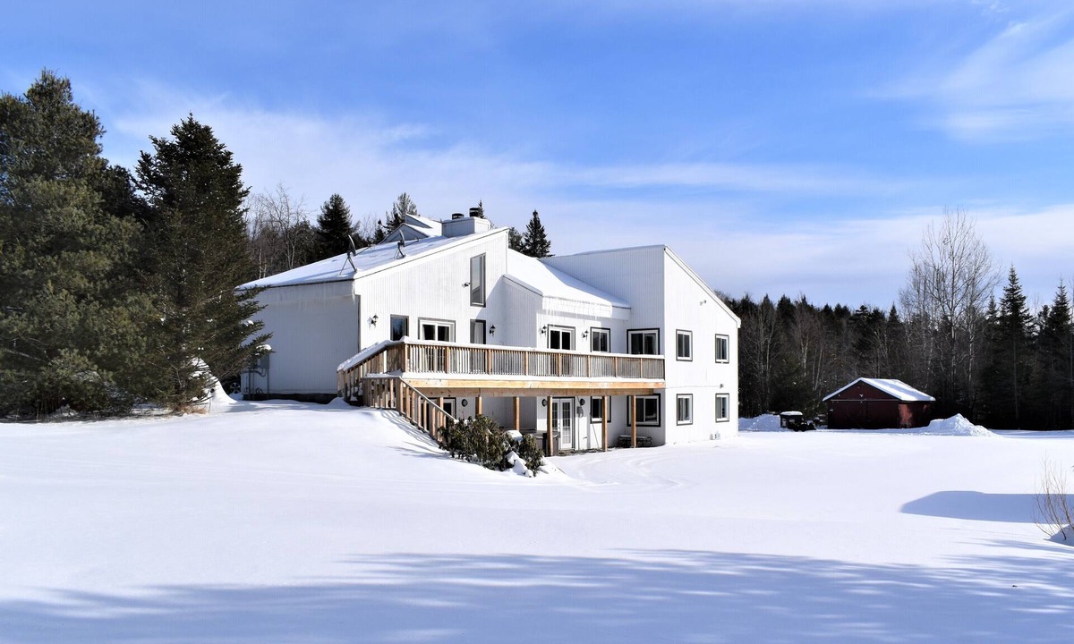 Londonderry House | Secluded Estate with Private Lake, Hot Tub.
