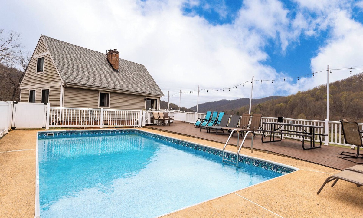 Lovingston Ski Chalet | Secluded Mountain Cabin Firepit 12ppl