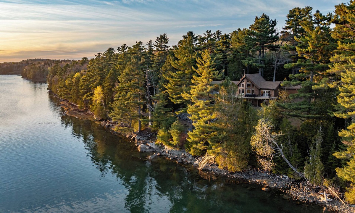 Hancock House | Secluded Oceanfront Chalet: Hot tub, Game Room, Arcade