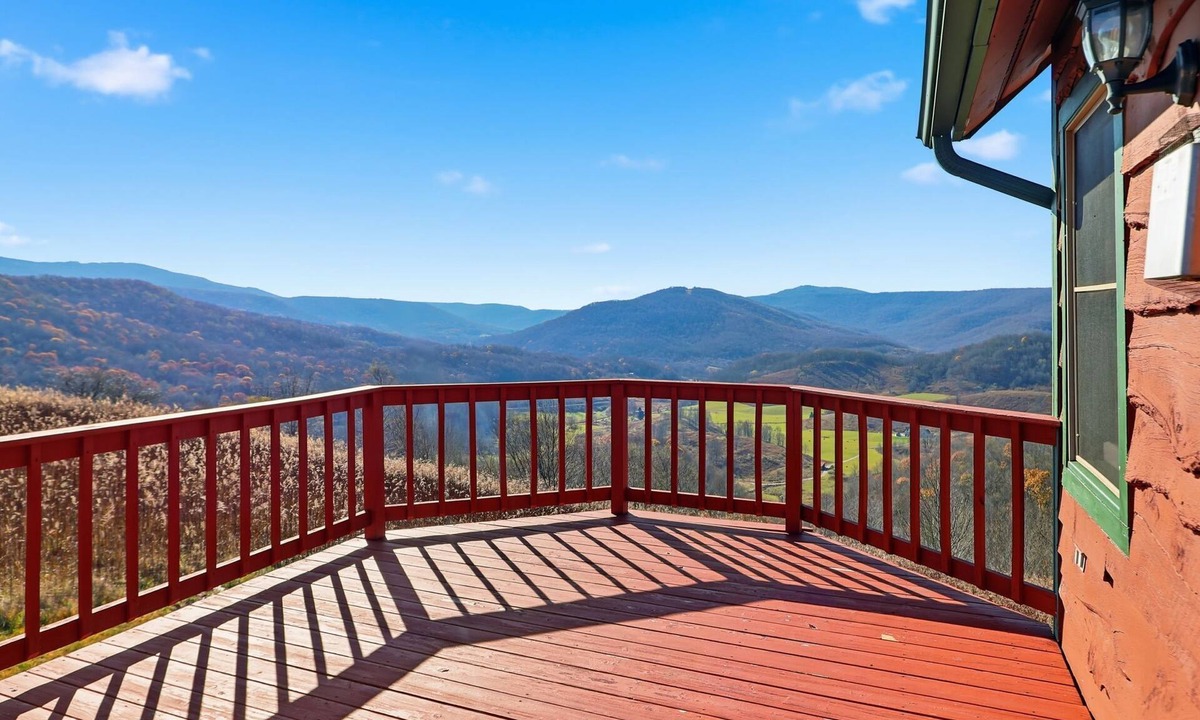Mountain Base House | Serene Mountaintop Cabin w/Views near Snowshoe!
